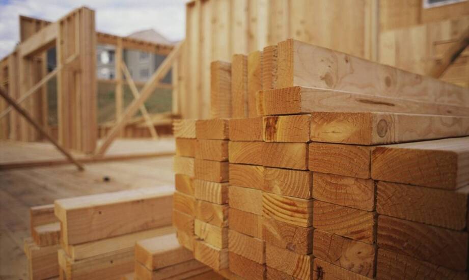 Tarcica budowlana – rodzaje, zastosowanie i najważniejsze cechy drewna