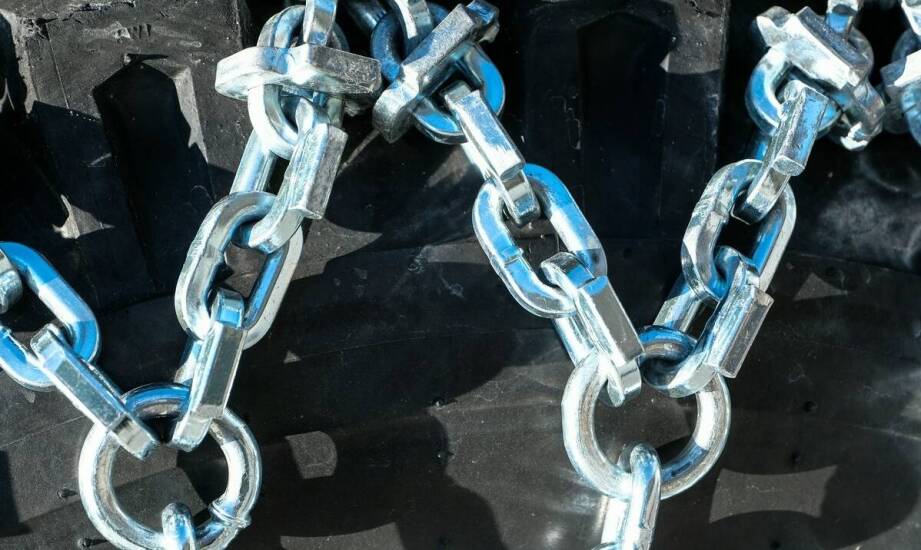 Łańcuchy – najważniejsze funkcje, zastosowania i cechy konstrukcyjne