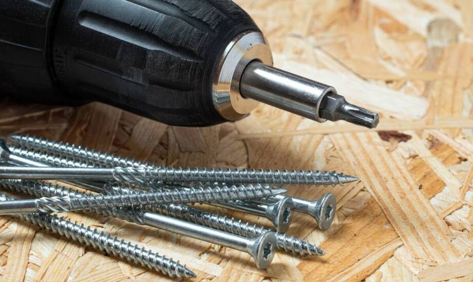 Jak wybrać najlepsze wkręty do drewna? Przegląd rodzajów i zastosowań
