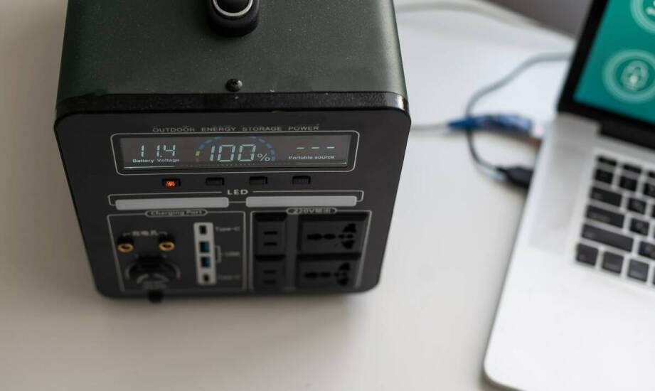 Jak działa zasilacz UPS i kiedy warto go zastosować w domu lub firmie?