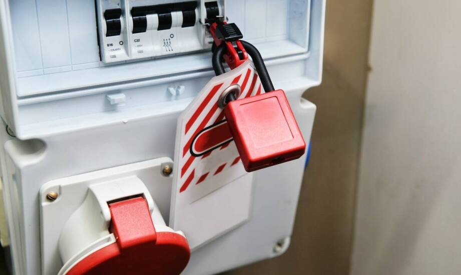 Zasilacze awaryjne UPS – co warto wiedzieć przed wyborem odpowiedniego modelu