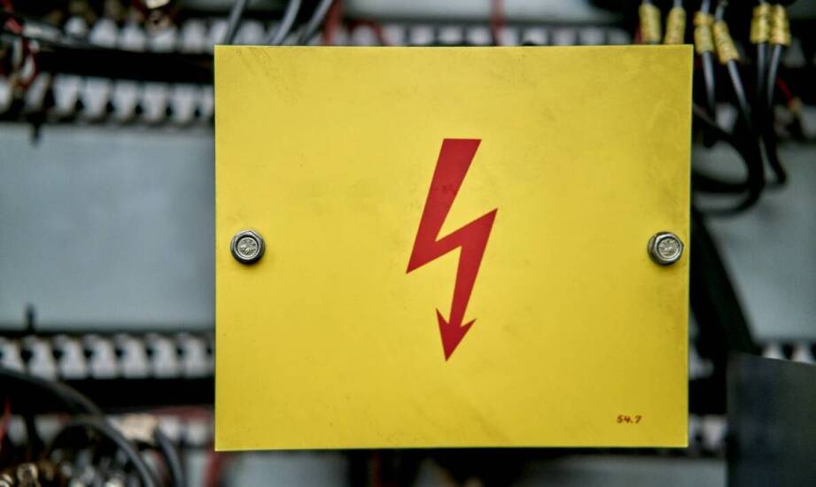 Zasilanie awaryjne – kiedy warto sięgnąć po dodatkowe źródło energii?