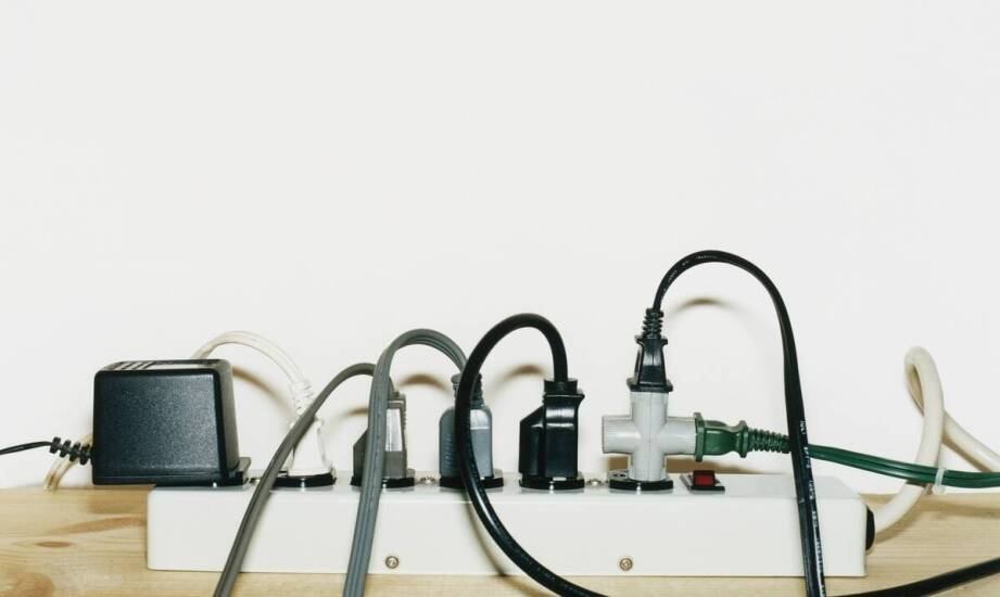 Jak działa zasilacz UPS i kiedy warto z niego korzystać?