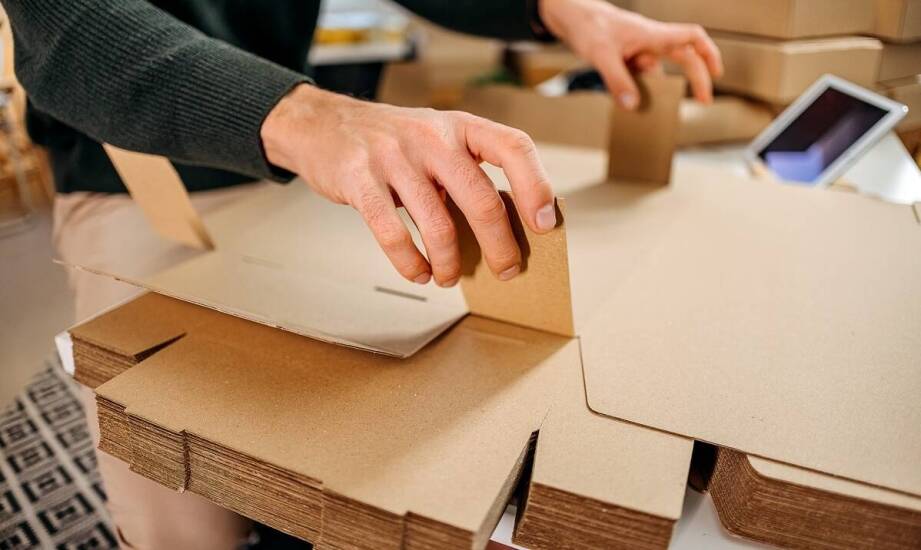 Jak powstają opakowania z tektury? Proces produkcji kartonów krok po kroku