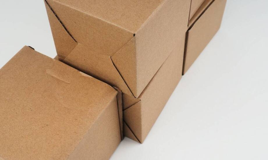 Zastosowanie opakowań kartonowych w biznesie — najważniejsze informacje