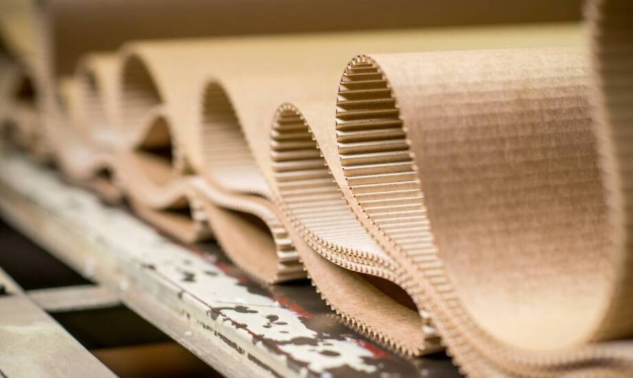 Jak powstaje tektura falista i gdzie znajduje zastosowanie w przemyśle