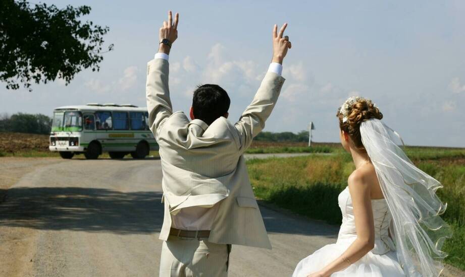 Jak sprawnie zorganizować transport gości podczas uroczystości ślubnej