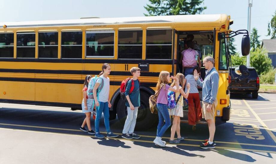 Jak wybrać autokar na wycieczkę szkolną – najważniejsze kryteria i porady