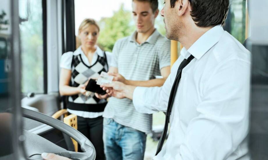 Jak działa wynajem busa z kierowcą i kiedy warto skorzystać z takiej usługi