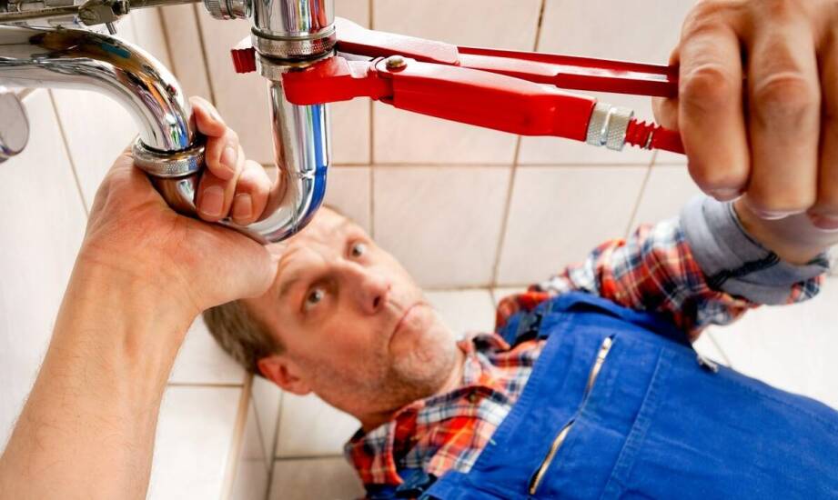 Jak znaleźć sprawdzonego hydraulika i uniknąć najczęstszych usterek w domu