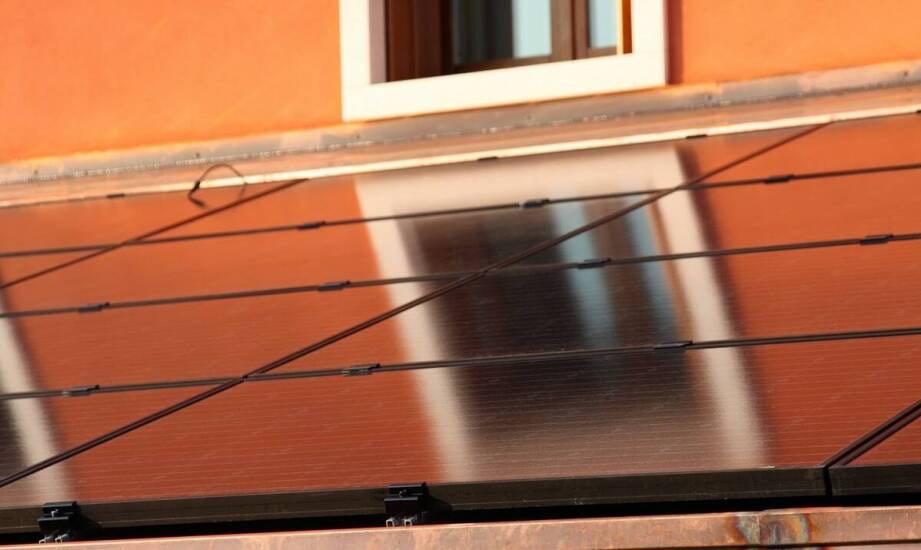 Jak działają instalacje solarne i jakie korzyści oferują gospodarstwom domowym