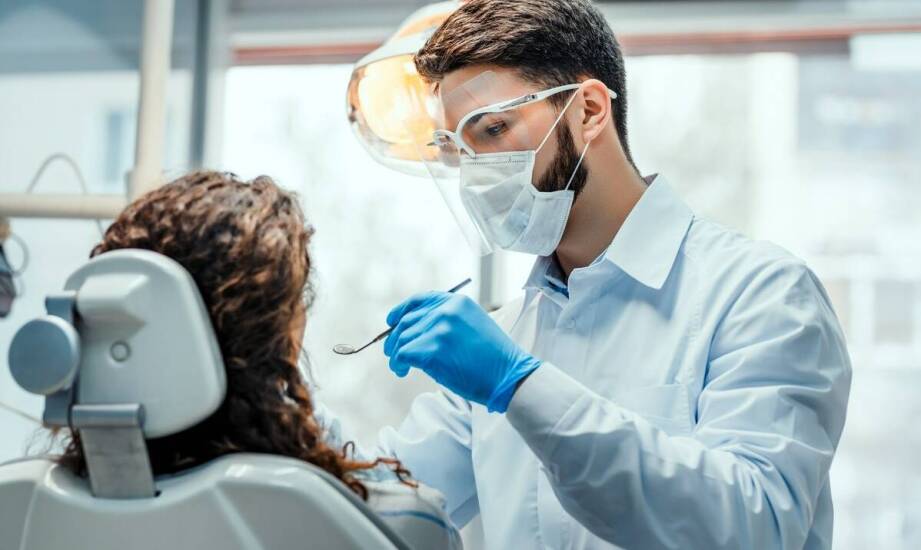 Jak zadbać o zdrowe zęby i piękny uśmiech – sprawdzone porady stomatologów