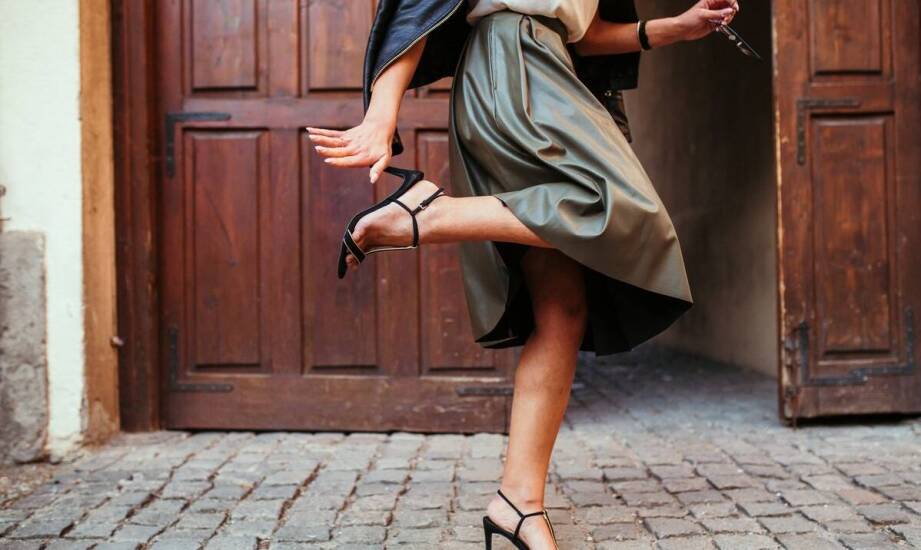 Jak dobrać eleganckie sandały do sukienki – inspiracje i modne zestawienia