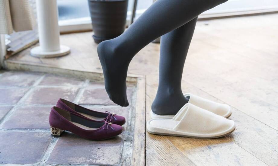 Jak wybrać stylowe i komfortowe klapki ozdobione kokardą?