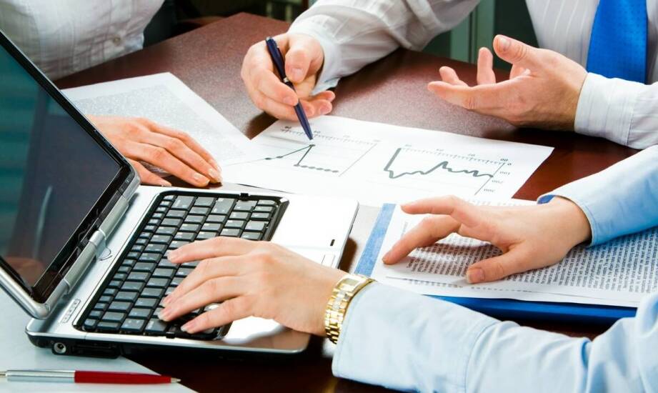 Kim jest pośrednik finansowy i jakie korzyści daje współpraca z nim?