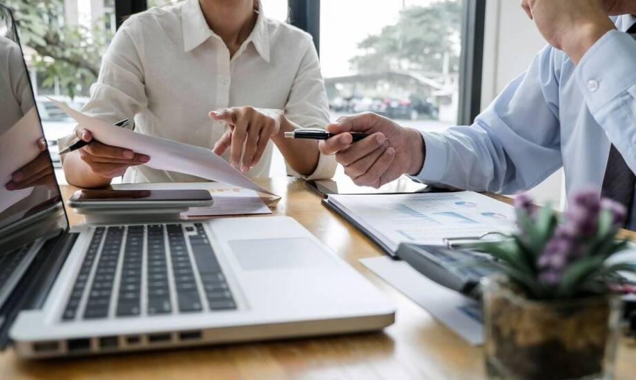 Jak działa pośrednictwo finansowe i kiedy warto z niego skorzystać?