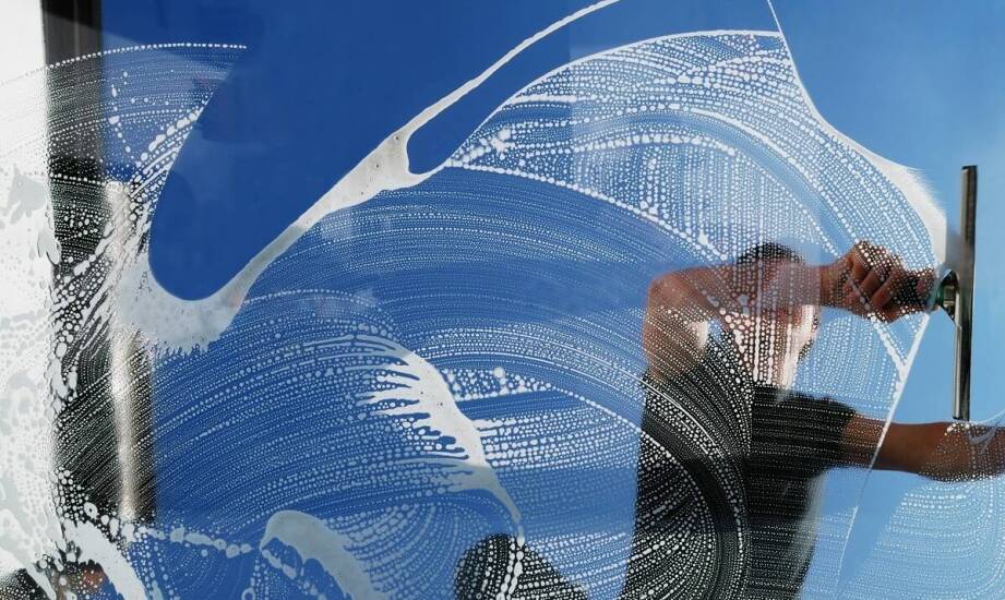 Inspiracje i zastosowania dekoracyjnych grafik na szkle w aranżacjach wnętrz