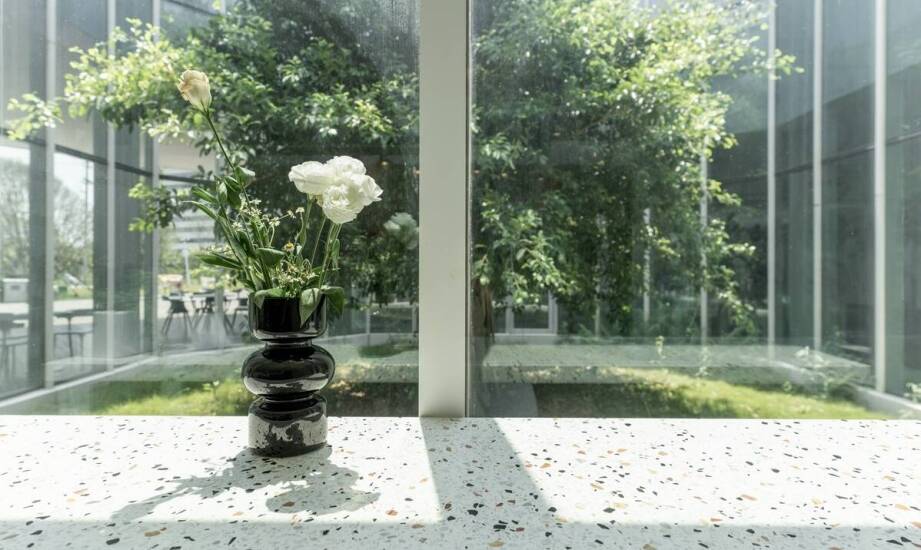 Szkło z nadrukiem – pomysły na oryginalne dekoracje i prezenty