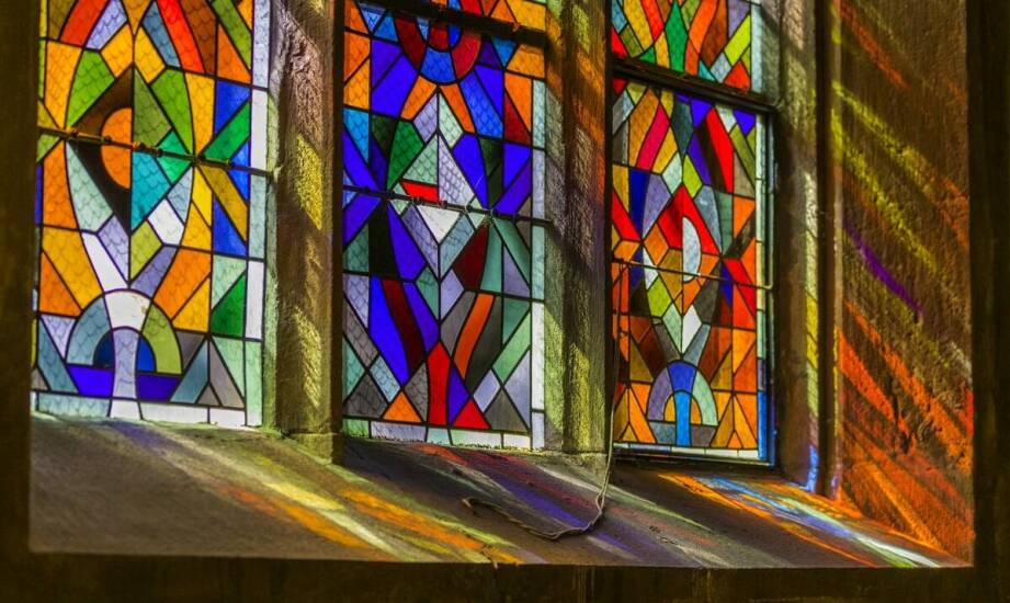 Szkło lakierowane – zastosowania i zalety w aranżacji wnętrz