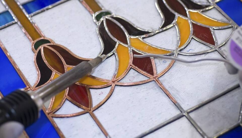 Szkło lakierowane – zalety, zastosowania i inspiracje w aranżacji wnętrz