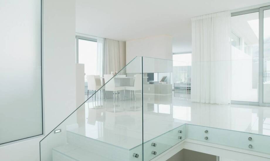 Balustrady szklane – stylowe rozwiązania do domu i biura