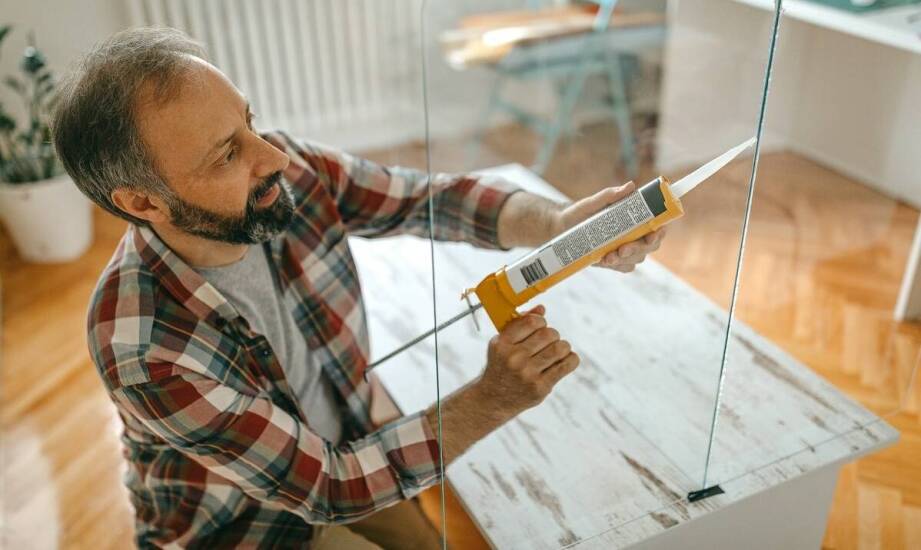Jak wykorzystać szkło w aranżacji wnętrz? Inspiracje i praktyczne porady