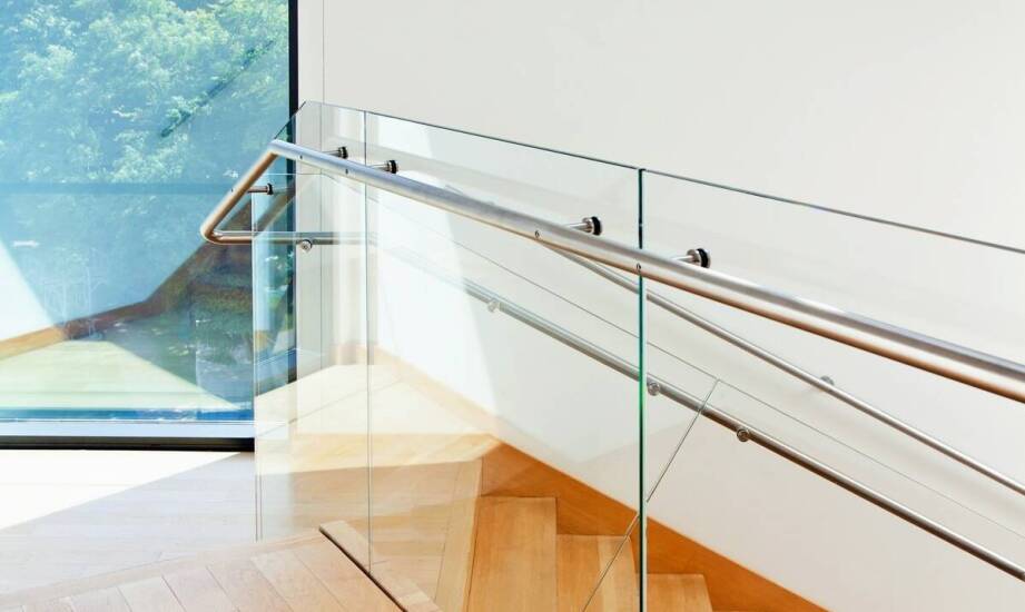 Balustrady szklane – zalety, zastosowania i inspiracje do aranżacji wnętrz