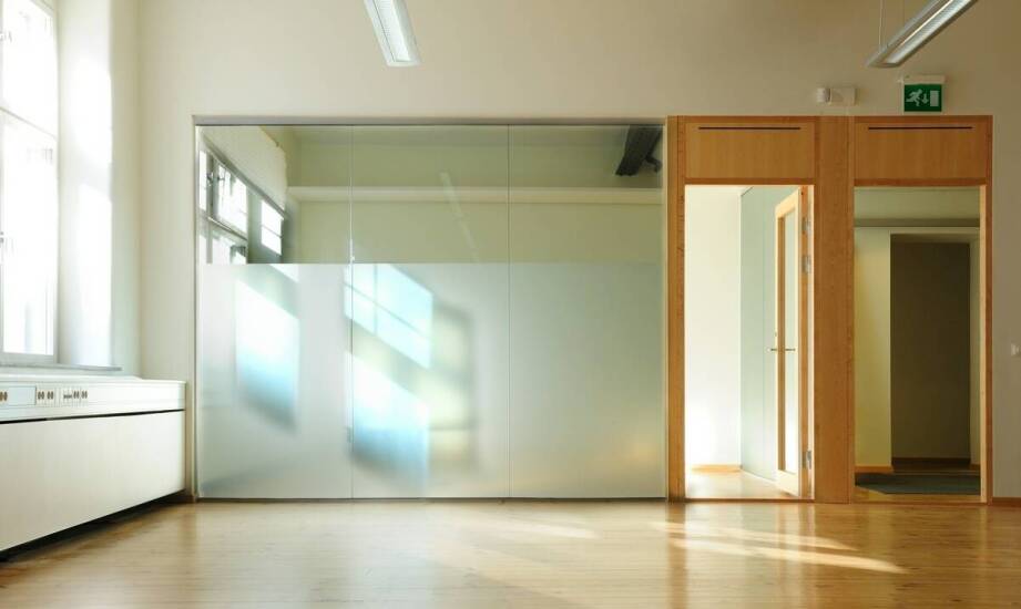 Drzwi szklane – zalety, zastosowania i inspiracje do wnętrz