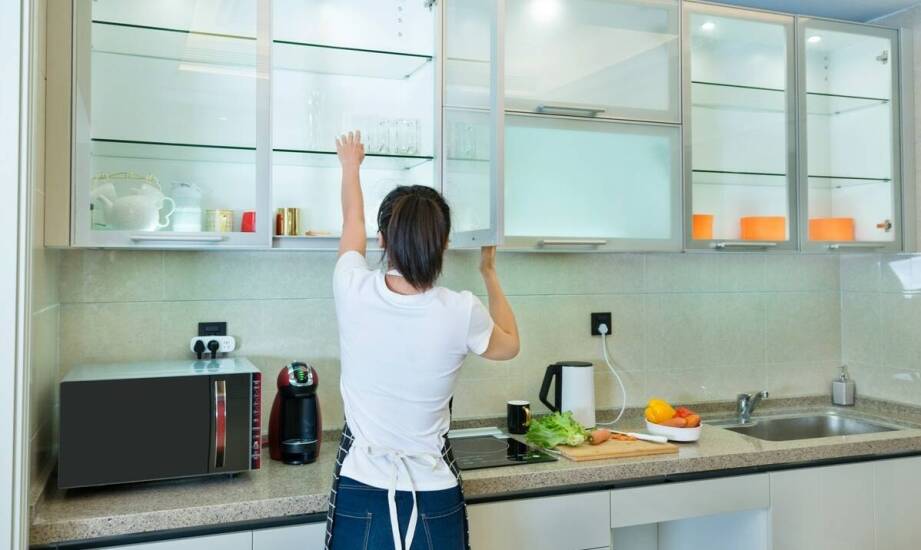 Szkło w aranżacji kuchni – inspiracje i praktyczne zastosowania