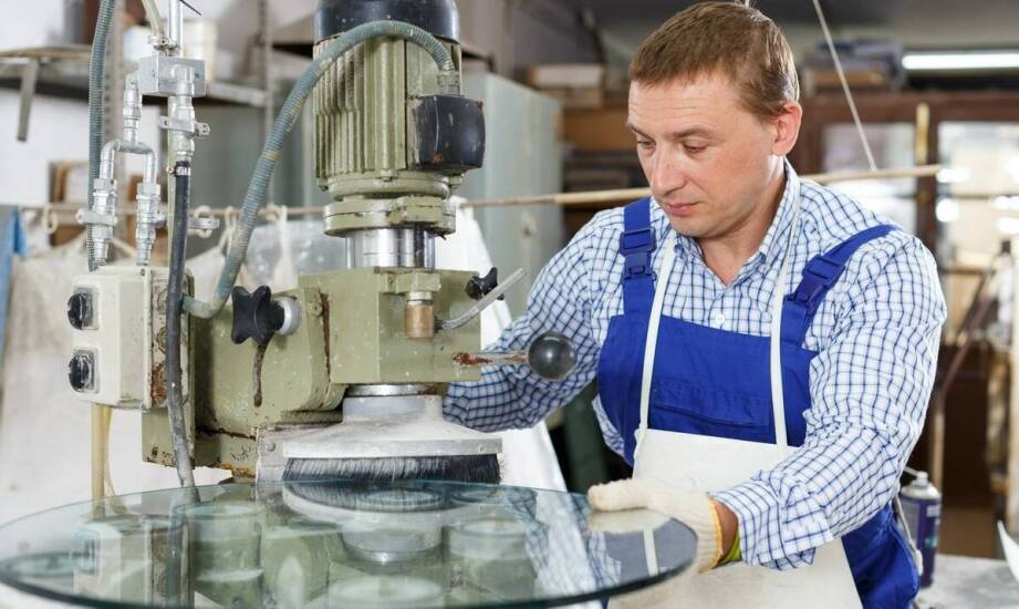 Szkło w aranżacji wnętrz – inspiracje i najważniejsze zastosowania