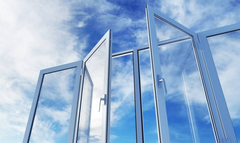 Drzwi szklane do wnętrz – zalety, rodzaje i zastosowania w domu