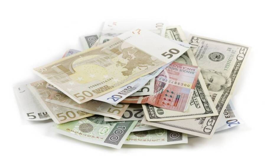 Na co zwrócić uwagę wybierając kontor walut?