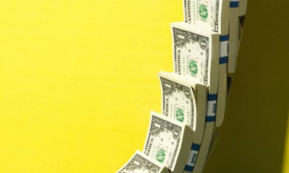 Jak kształtuje się kurs dolara w kantorach i co wpływa na jego wysokość?
