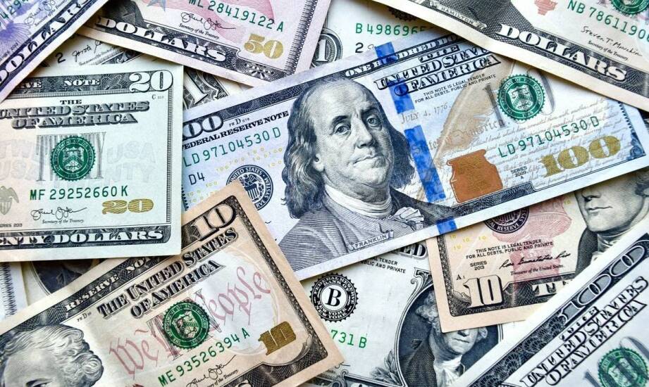 Jak sprawdzić korzystny kurs dolara i wymienić walutę w kantorze?
