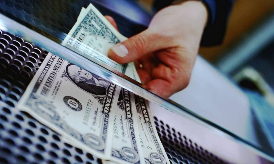 Jak korzystnie wymienić dolary i gdzie szukać najlepszych kursów walut