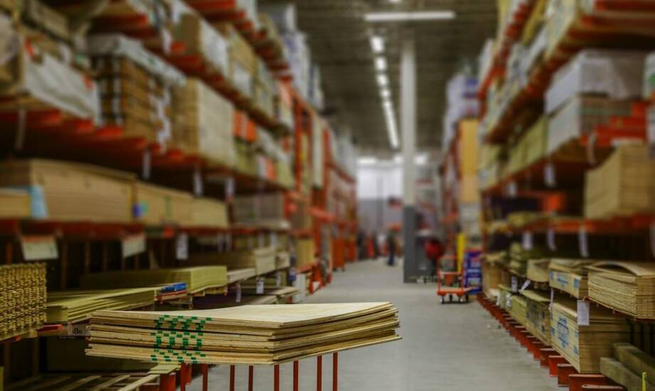 Regały magazynowe – jak usprawnić przechowywanie i organizację towarów