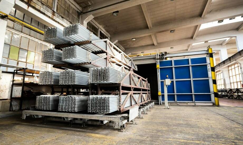 Stojaki transportowe – zastosowania, rodzaje i korzyści w logistyce