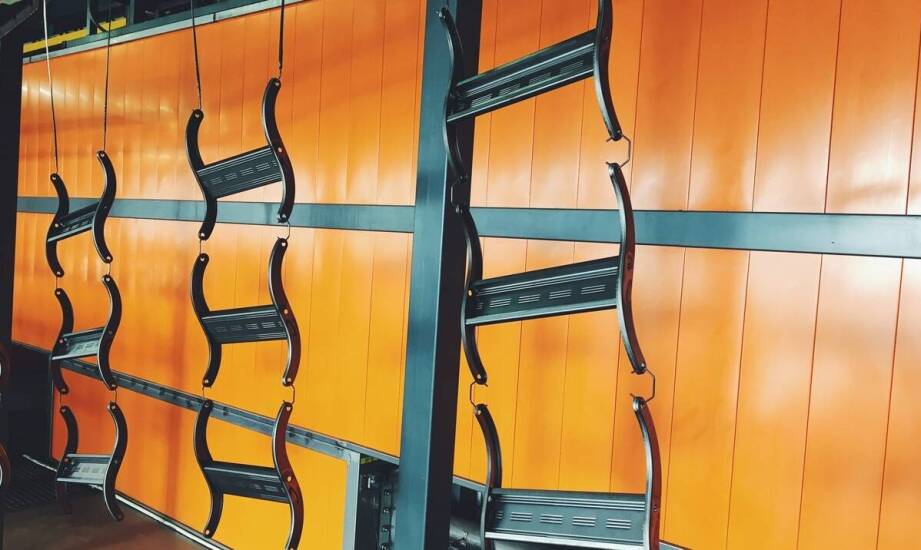 Stojaki metalowe – zastosowanie, rodzaje i korzyści użytkowania