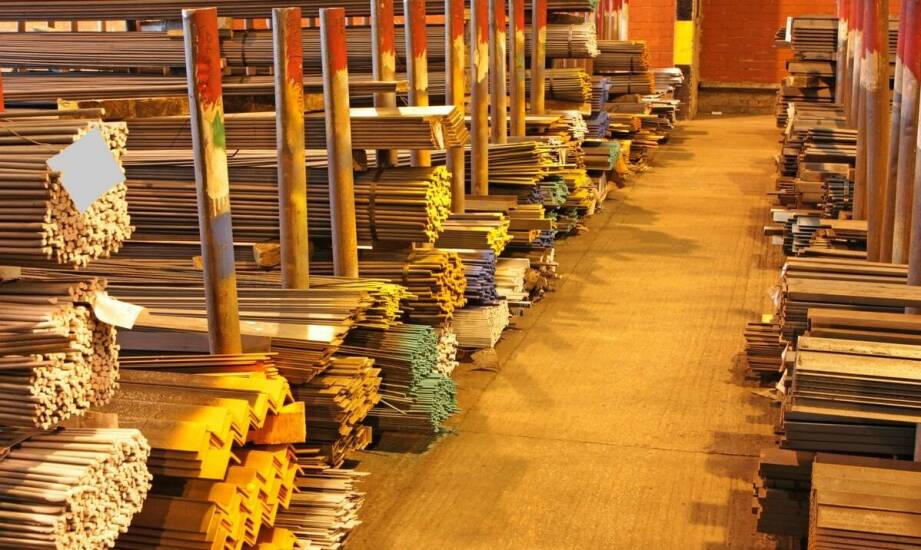 Stojaki metalowe – praktyczne rozwiązania i inspiracje do różnych zastosowań