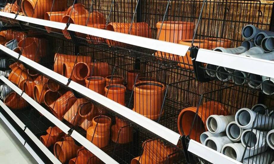 Stojaki metalowe – praktyczne zastosowania i najważniejsze zalety