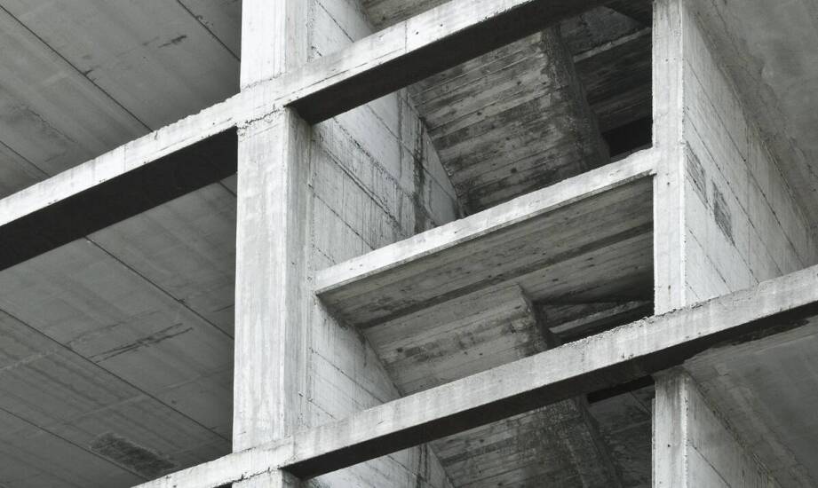 Beton architektoniczny – kluczowe cechy i możliwości współpracy z producentem