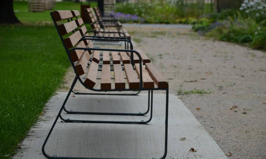 Ławki bez oparcia – zalety, możliwości aranżacji i ponadczasowy design