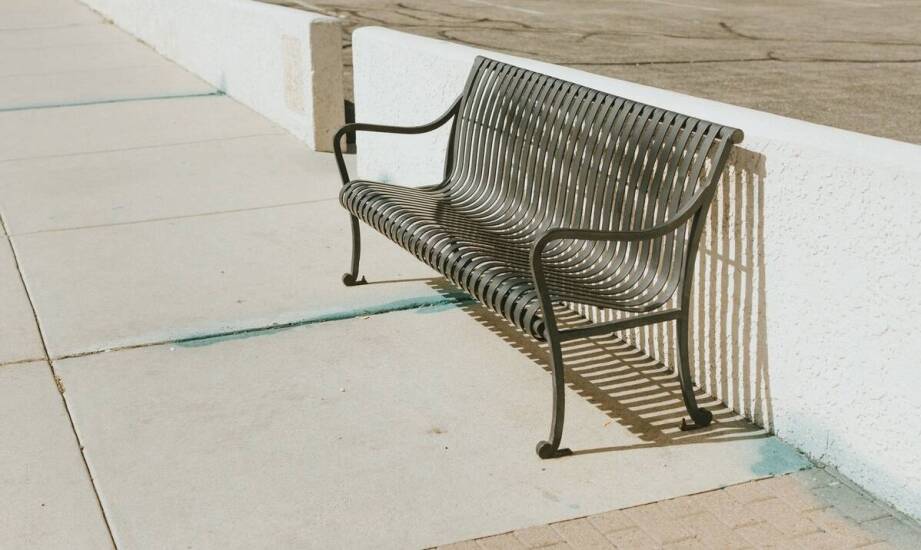 Ławki bez oparcia – funkcjonalność, zastosowanie i zalety rozwiązania