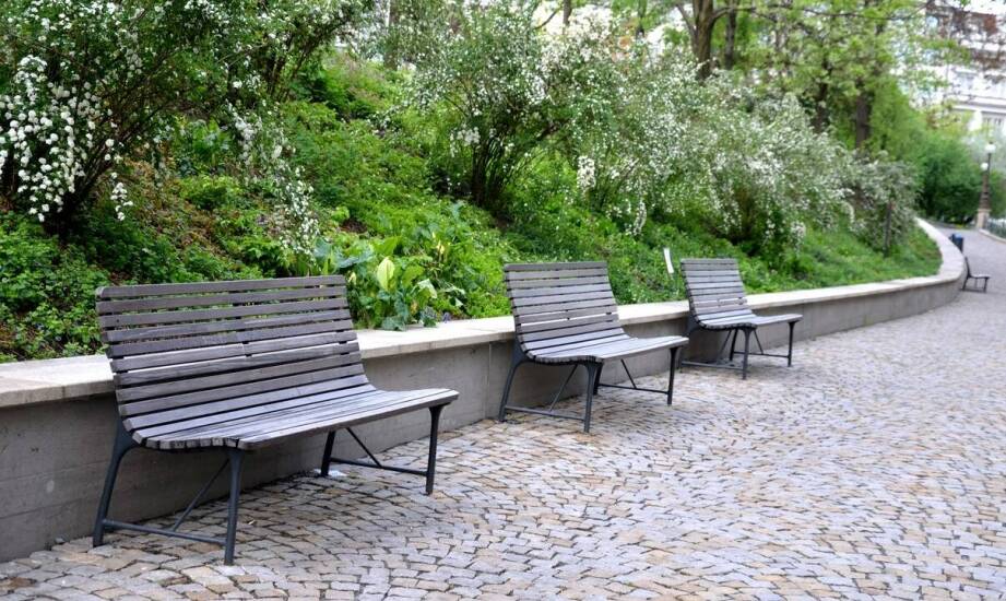 Ławki z oparciem – funkcjonalność, wygoda i inspiracje aranżacyjne