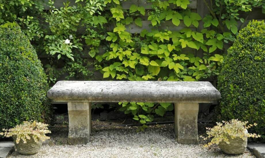 Jak wybrać ławki i zestawy do ogrodu oraz przestrzeni publicznych?