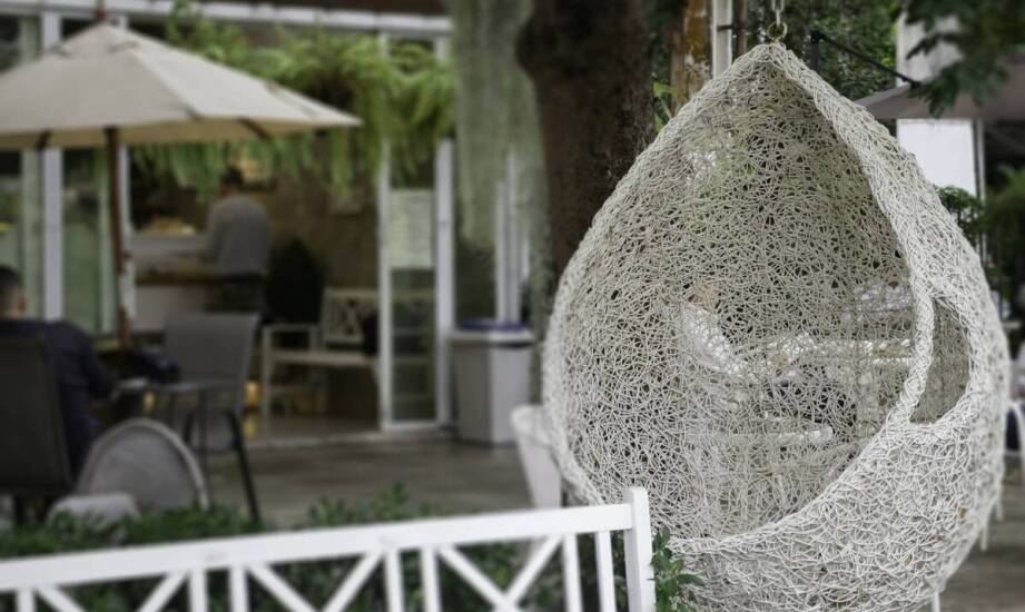 Kosze betonowe z daszkiem – funkcjonalność i trwałość w przestrzeni publicznej