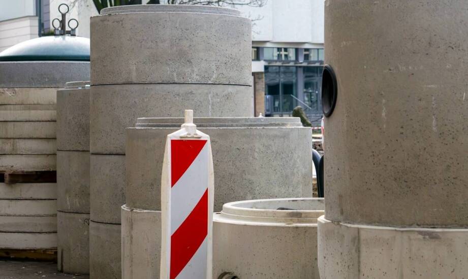 Słupki betonowe do znaków – zastosowanie, rodzaje i korzyści montażu