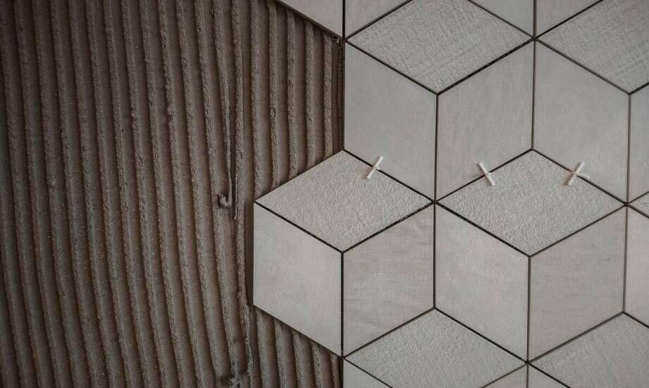 Sześciokątne kosze betonowe – zastosowanie i zalety w aranżacji przestrzeni