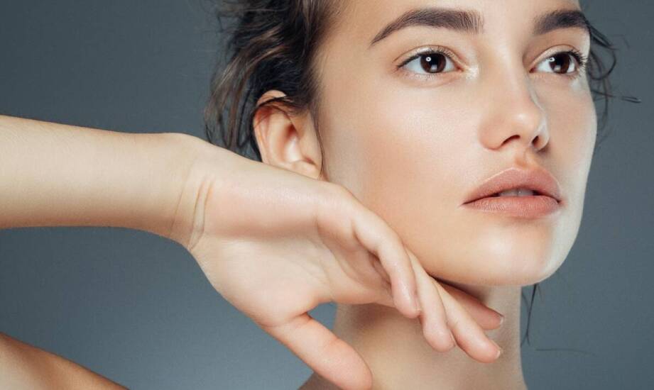 Enzymatyczny peeling do twarzy – na czym polega i jakie daje efekty