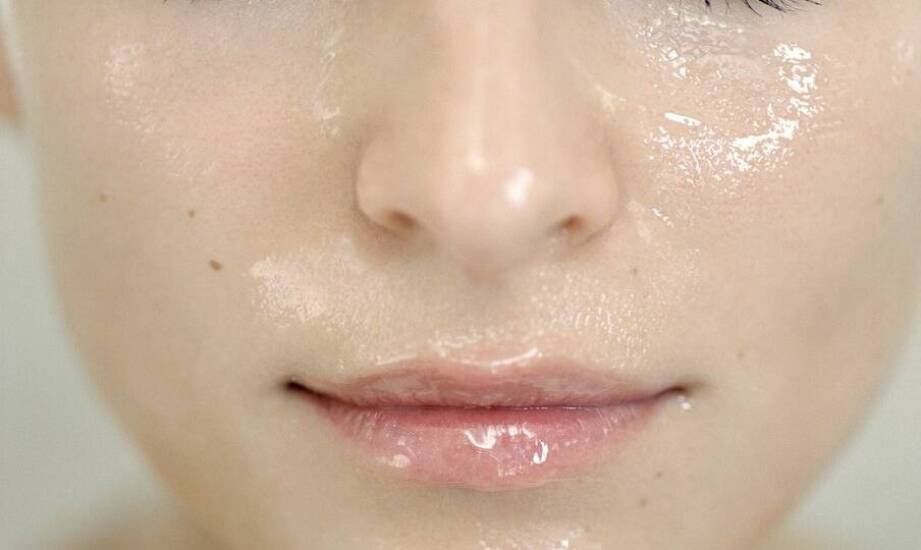 Enzymatyczny peeling do twarzy – jak działa i jakie przynosi efekty